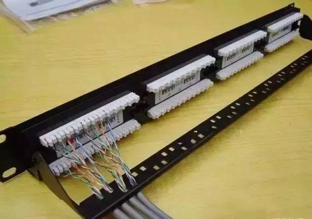 熟悉网络机柜布线中的跳线架与配线架 核心组件解析